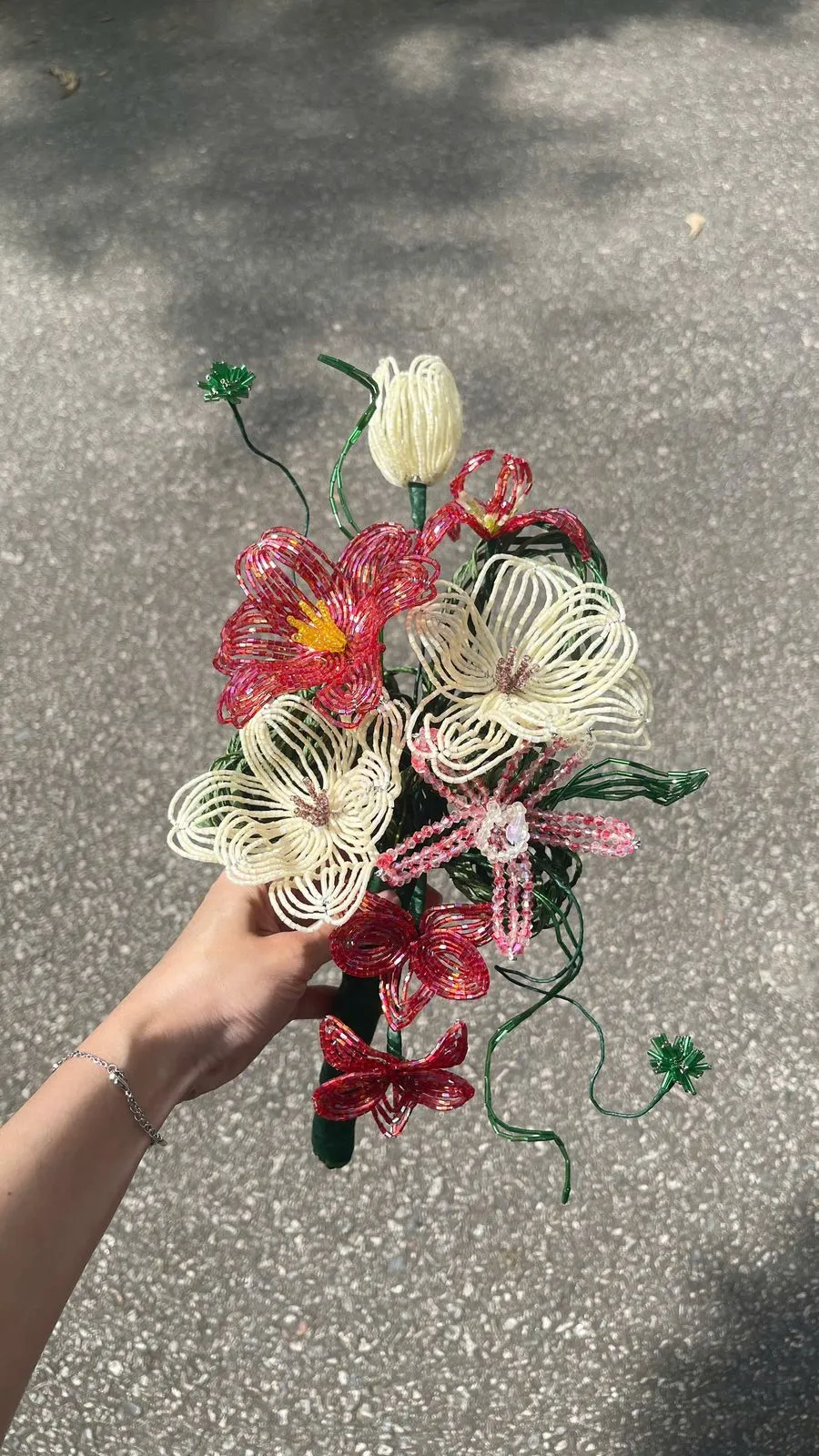 Bó hoa cườm đỏ trắng